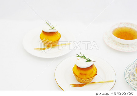 白いお皿に乗ったパンプキンプリン・タルトレット 白いお皿に乗ったパンプキンプリン・タルトレット 94505750