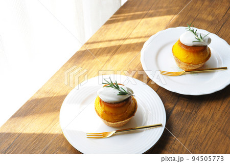 白いお皿に乗ったパンプキンプリン・タルトレット 94505773