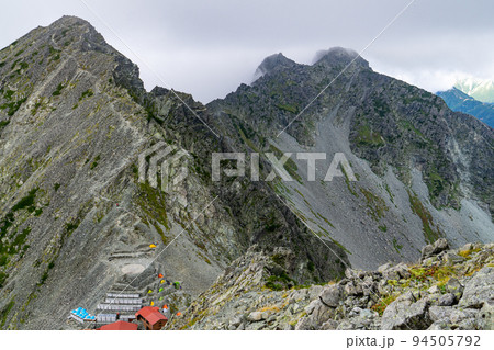 長野県の北アルプス涸沢岳と北穂高岳と穂高岳山荘 長野県の北アルプス涸沢岳と北穂高岳と穂高岳山荘 94505792
