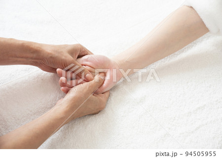 ハンドマッサージをするエステティシャンの手元 94505955