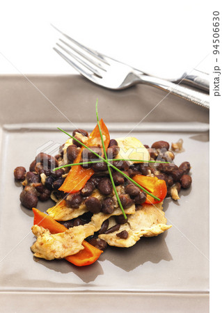 nachos with red beans and red peppers 94506630
