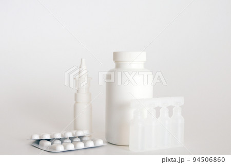 Medical bottles and pills on white background. Medicines, tablets. Health, healthcare concept. Free space, copy space. 94506860