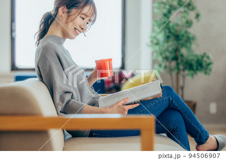 リビングで読書をする女性 リビングで読書をする女性 94506907