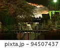 大津・琵琶湖疎水の大津閘門と夜桜を見る人々 94507437