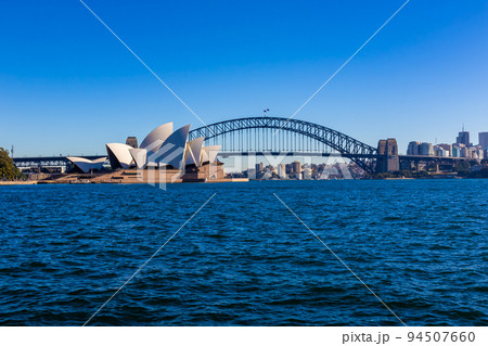 早朝のシドニーで見た、オペラハウスやハーバーブリッジ周辺の風景と快晴の青空 94507660