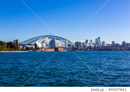 早朝のシドニーで見た、オペラハウスやハーバーブリッジ周辺の風景と快晴の青空 94507661