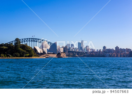 早朝のシドニーで見た、オペラハウスやハーバーブリッジ周辺の風景と快晴の青空 早朝のシドニーで見た、オペラハウスやハーバーブリッジ周辺の風景と快晴の青空 94507663