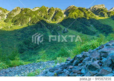 北アルプス穂高連峰の岳沢から見上げる西穂高岳への稜線 北アルプス穂高連峰の岳沢から見上げる西穂高岳への稜線 94507850