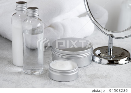スキンケア化粧品とミラーとタオルの朝のお手入れイメージ 94508286
