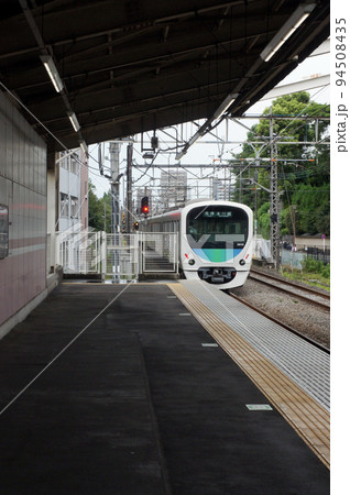 西武線　各駅停車　本川行　がホームに入ります 94508435