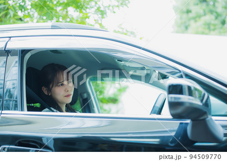 運転する女性 運転する女性 94509770