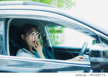 運転する女性 94509774