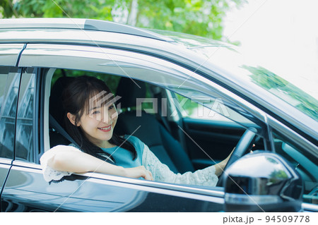 運転する女性 運転する女性 94509778