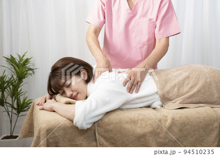 整体を受ける女性 整体を受ける女性 94510235