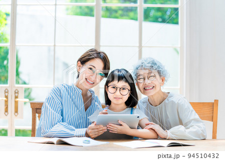 勉強する女の子と見守る家族 勉強する女の子と見守る家族 94510432