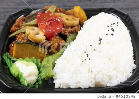 美味しい鶏唐揚げの黒酢和え弁当 94510548