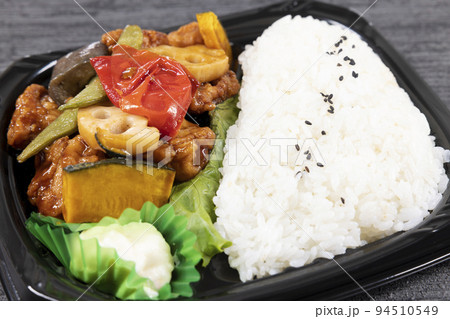 美味しい鶏唐揚げの黒酢和え弁当 94510549