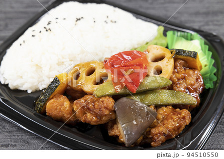 美味しい鶏唐揚げの黒酢和え弁当 94510550