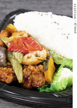 美味しい鶏唐揚げの黒酢和え弁当 美味しい鶏唐揚げの黒酢和え弁当 94510554