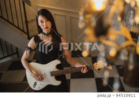 ミュージシャン　エレキギター　 94510911