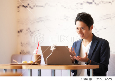 カフェでPCを見ながらビデオ通話をするビジネスパーソン カフェでPCを見ながらビデオ通話をするビジネスパーソン 94513229
