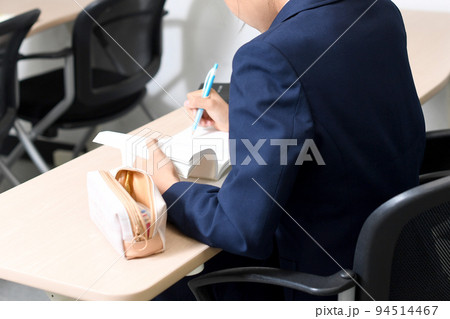 授業中に勉強をする女子学生の後ろ姿 授業中に勉強をする女子学生の後ろ姿 94514467