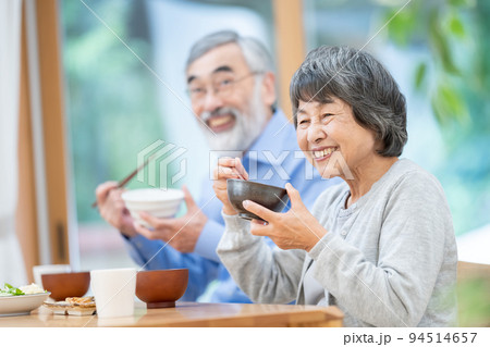 食事をするシニア夫婦　 94514657