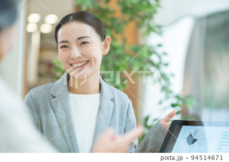 シニア女性 相談 保険 終活 リフォーム 94514671