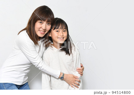 母と娘(親子)の仲良しイメージ 母と娘(親子)の仲良しイメージ 94514800