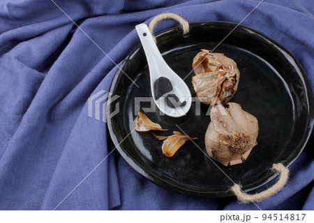 Black garlic made by fermenting process. Fermented foods. Black garlic made by fermenting process. Fermented foods. 94514817