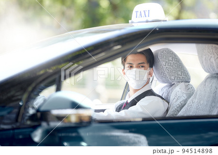 マスクをつけて運転するタクシードライバー マスクをつけて運転するタクシードライバー 94514898