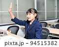 授業中に挙手をする女子学生 94515382