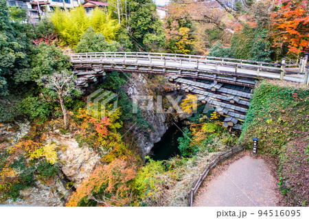 山梨県大月市 紅葉に染まる甲斐の猿橋 山梨県大月市 紅葉に染まる甲斐の猿橋 94516095