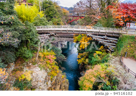 山梨県大月市 紅葉に染まる甲斐の猿橋 山梨県大月市 紅葉に染まる甲斐の猿橋 94516102