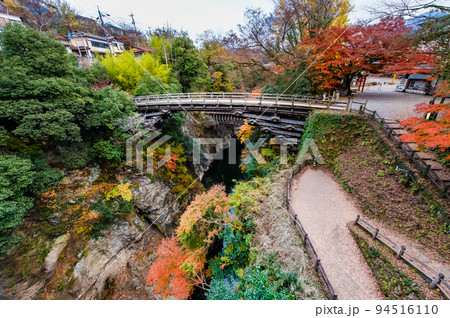 山梨県大月市 紅葉に染まる甲斐の猿橋 山梨県大月市 紅葉に染まる甲斐の猿橋 94516110