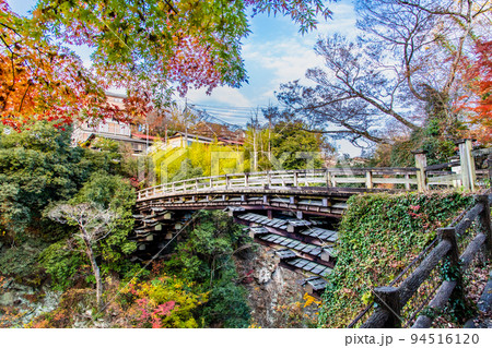山梨県大月市　紅葉に染まる甲斐の猿橋 94516120