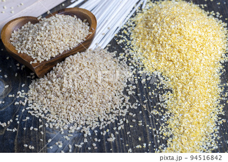 Fresh uncooked bulgur porridge on the table 94516842