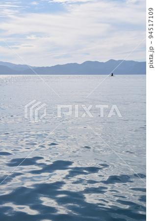 晴天の支笏湖　北海道 94517109