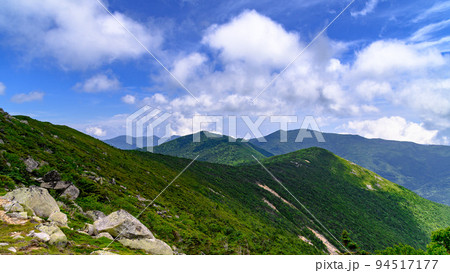 夏の奥秩父・青空と山並みの絶景（大弛峠・朝日岳・金峰山） 94517177