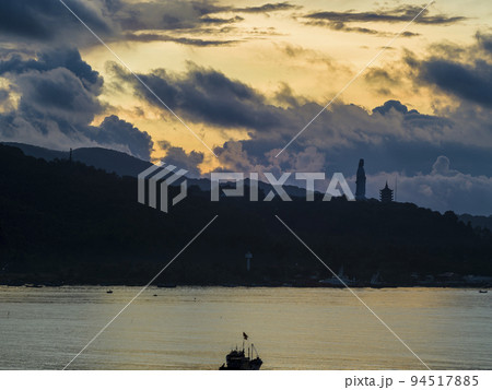ベトナム・ダナン 夜明けのソンチャ山とリンウン寺 94517885