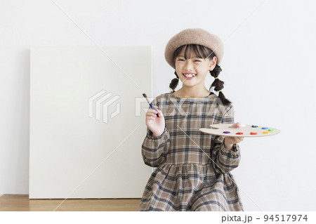 絵の具のパレットと筆を持った女の子 画家 絵画 94517974