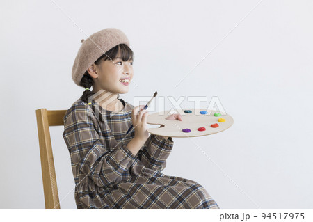 絵の具のパレットと筆を持った女の子 画家 絵画 94517975