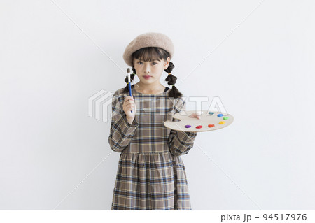 絵の具のパレットと筆を持った女の子 画家 絵画 94517976