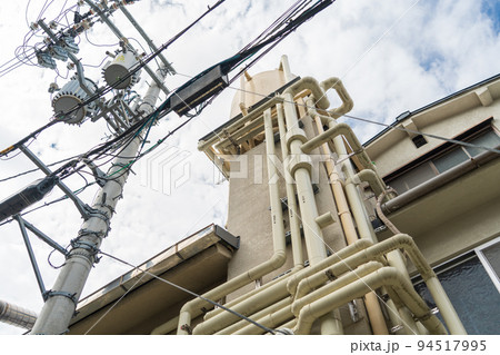 屋上にある貯水タンク 94517995