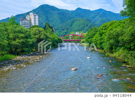 利根川の風景　上牧夢のブリッジから上流方面の眺め　新緑の季節　 94518044