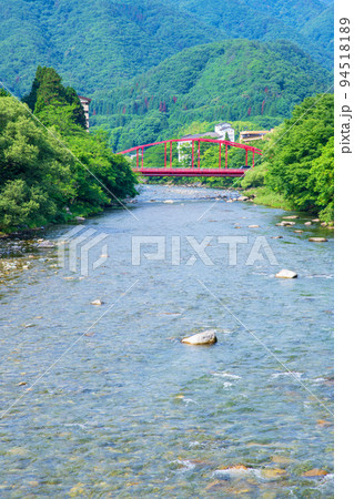 利根川の風景　上牧夢のブリッジから上流方面の眺め　新緑の季節　 94518189