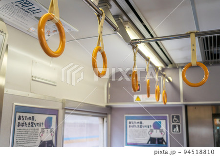電車内の吊り革 電車内の吊り革 94518810