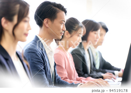 オフィスでPC作業をするビジネスパーソン　ビジネス　イメージ 94519178