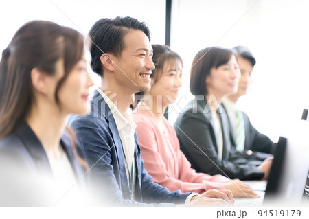 デスクに着席して笑顔で前を見るビジネスパーソン セミナー 研修 ビジネス イメージ デスクに着席して笑顔で前を見るビジネスパーソン セミナー 研修 ビジネス イメージ 94519179