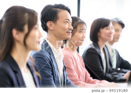 デスクに着席して前を見るビジネスパーソン セミナー 研修 ビジネス イメージ デスクに着席して前を見るビジネスパーソン セミナー 研修 ビジネス イメージ 94519180